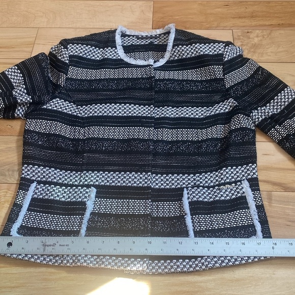 AirField Striped Black and White Blazer - Picture 5 of 17